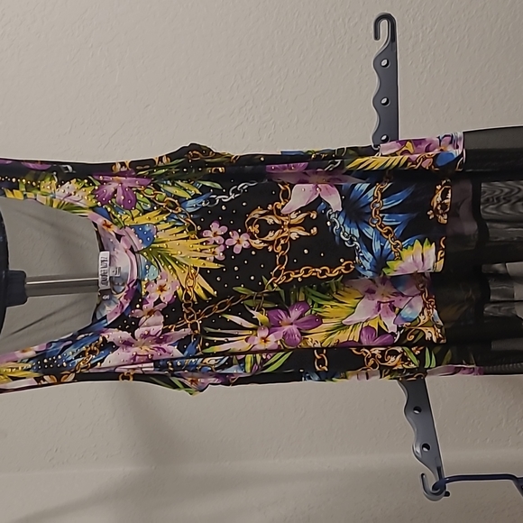 Jenifer Lopez sleeveless floral blouse size is large - Picture 2 of 4